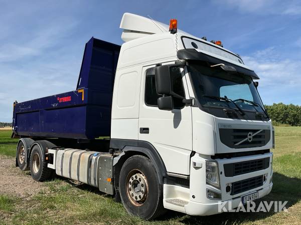 Tippbil Volvo FM 6x2 med bergflak