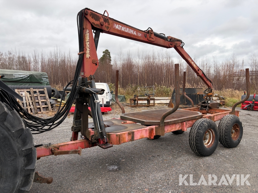 Egentillverkad skogsvagn med Patruna kran