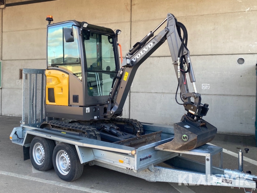 Grävmaskin Volvo EC 18E med släp och 4 redskap