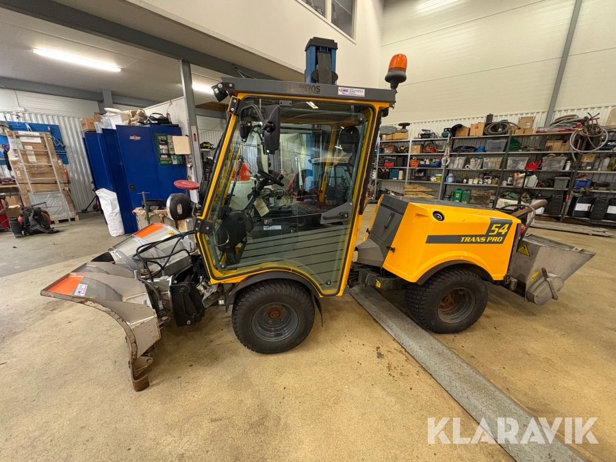 Redskapsbärare Belos Trans Pro 54 med vikplog & sandspridare