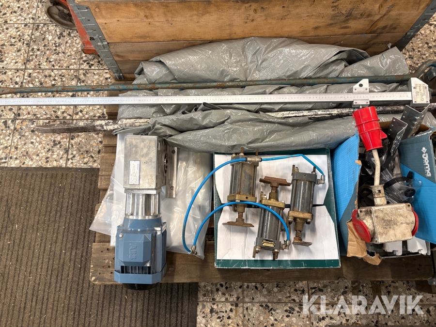 Pall med ABB växelmotor, tryckluftscylindrar och diverse