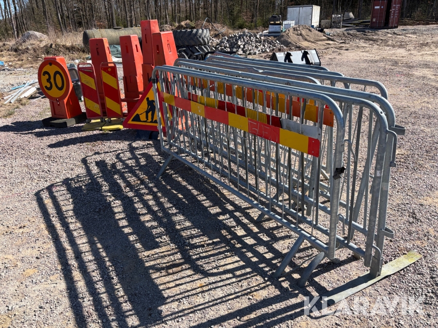 Kravallstaket 7 st, Koner 11 st, Varningsskyltar 4 st