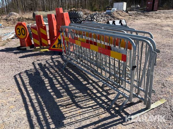 Kravallstaket 7 st, Koner 11 st, Varningsskyltar 4 st