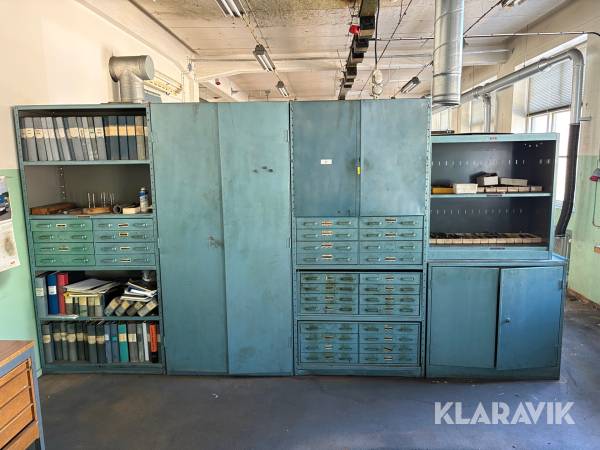 Förvaringsskåp med fräsar, brotschar och svarvstål
