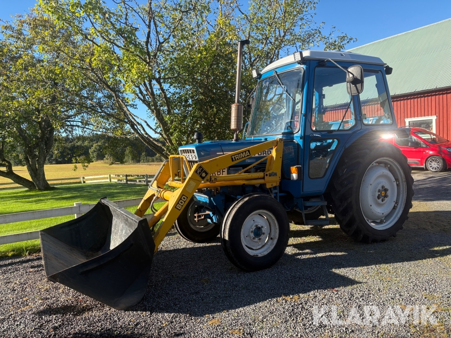 Traktor Ford 4100 med frontlastare och en skopa