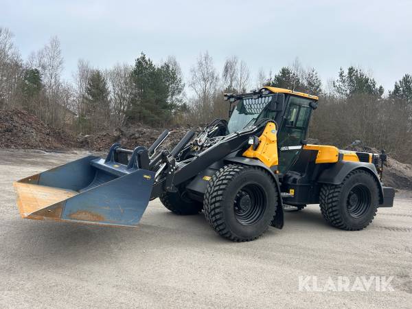 Redskapsbärare Wille 875 med planeringsskopa