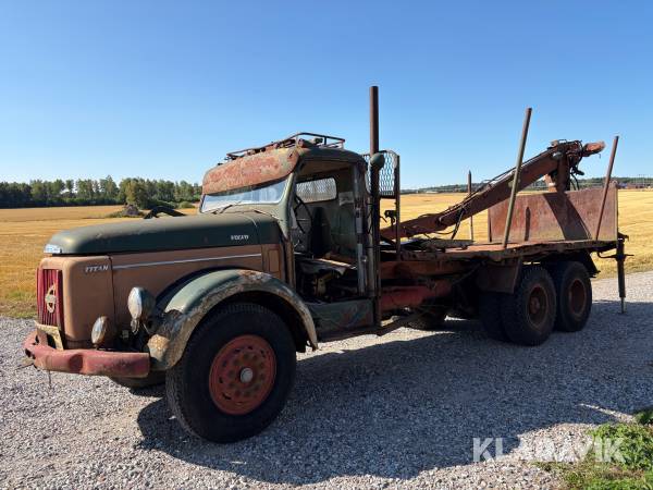 Veteranlastbil Volvo Titan L-49526 med kran
