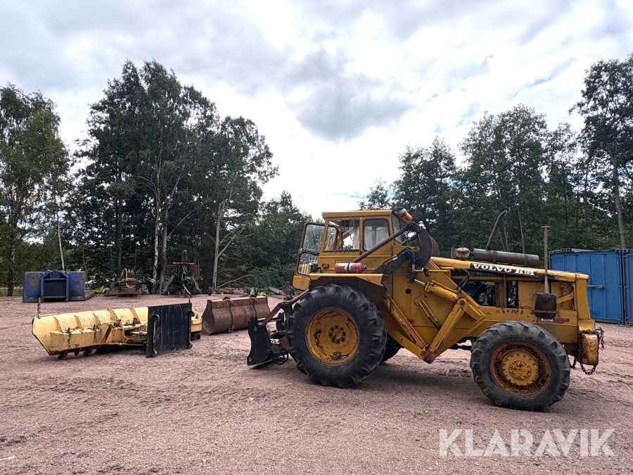 Baklastare Volvo BM LM641 med skopa och plogblad