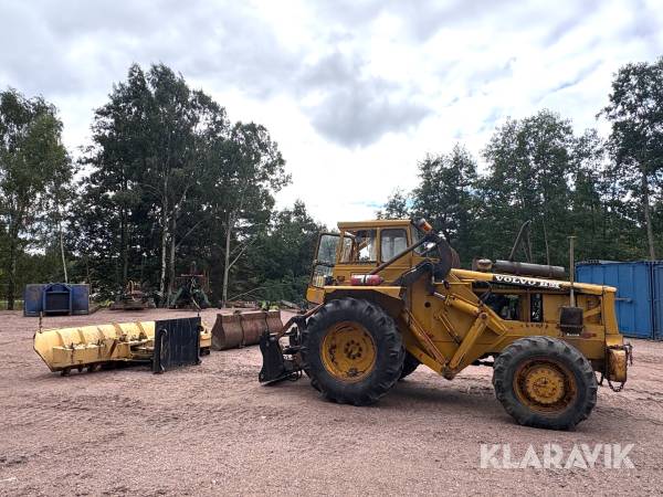 Baklastare Volvo BM LM641 med skopa och plogblad