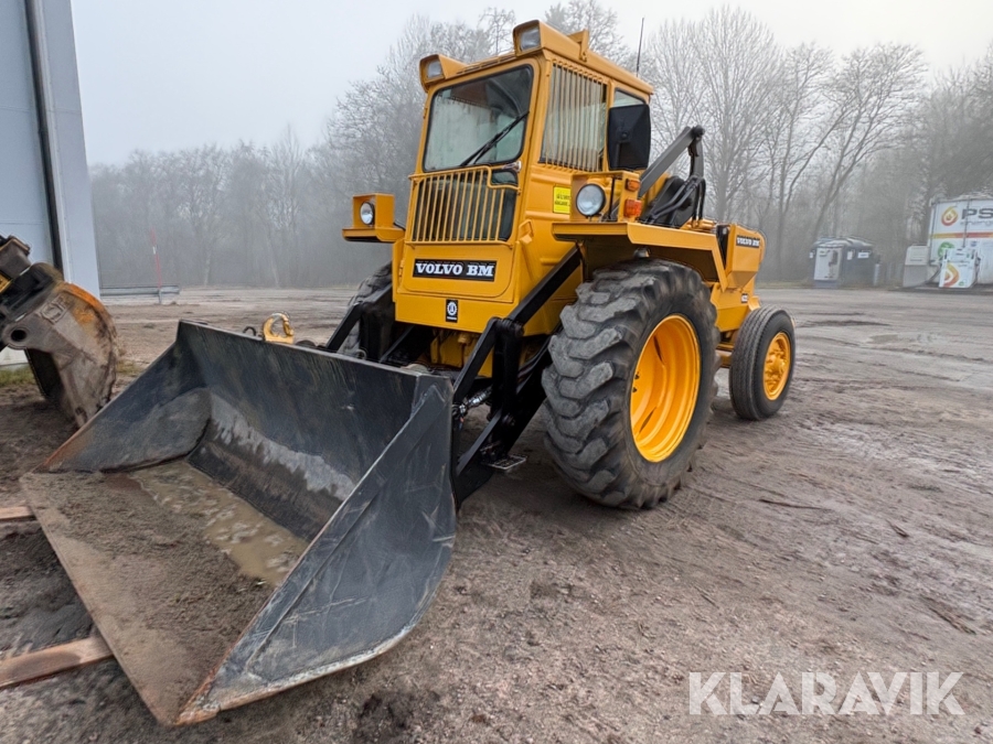 Baklastare Volvo BM LM 622 med skopa och gafflar