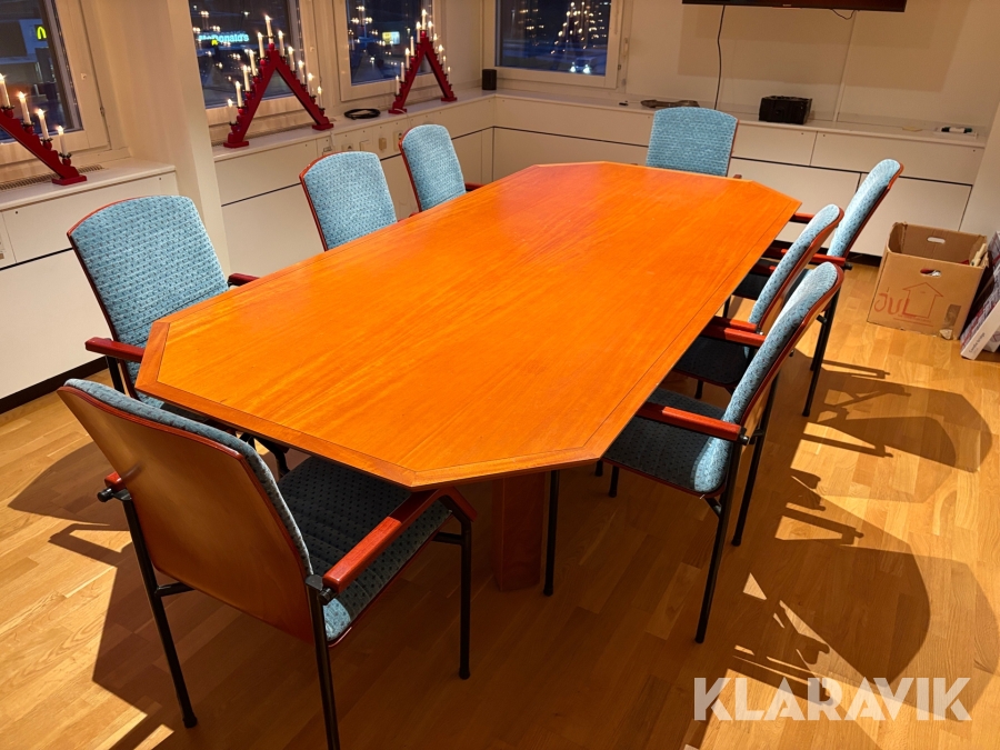 Konferensbord med 8st stolar