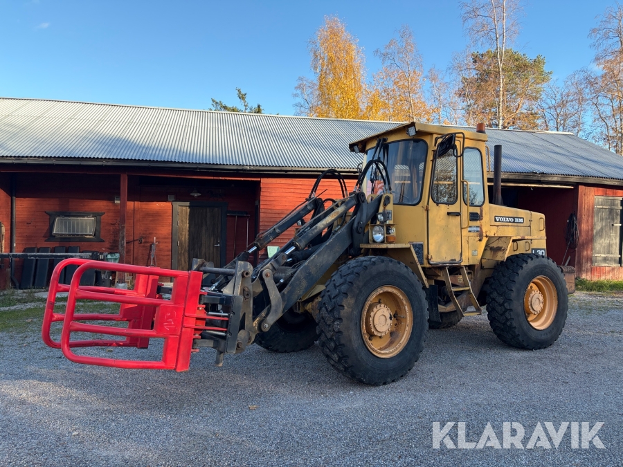 Hjullastare Volvo BM L30 med mycket redskap