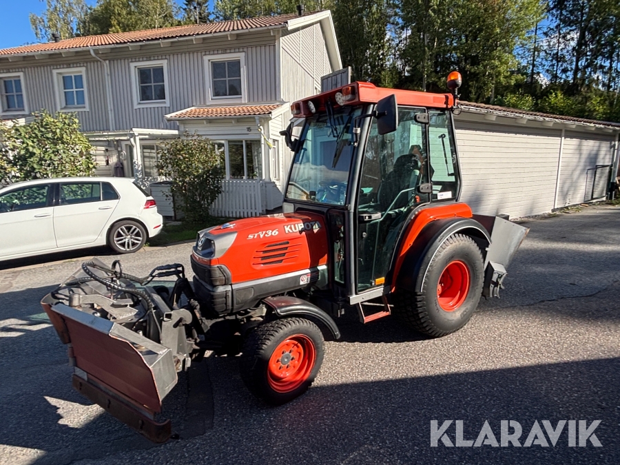 Redskapsbärare/traktor Kubota STV 36 med Vikplog & sandspridare