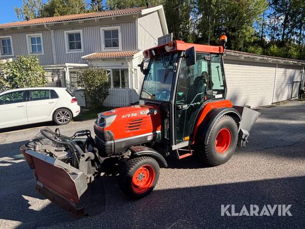 Redskapsbärare/traktor Kubota STV 36 med Vikplog & sandspridare