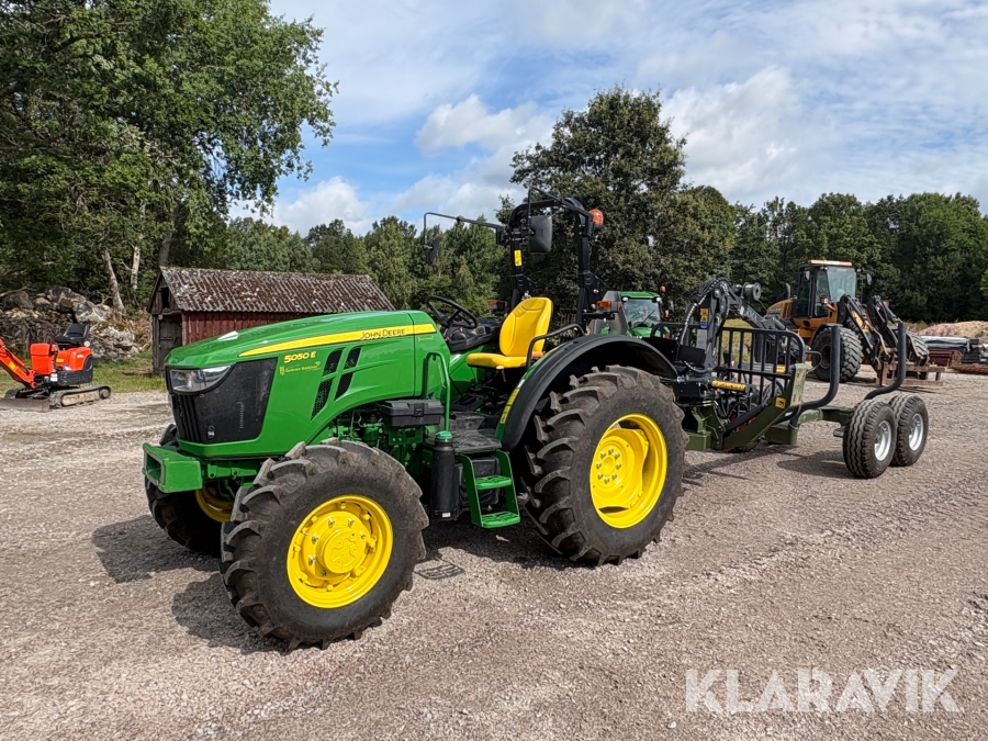 Traktor John Deere 5050E med Farma T6 skogsvagn, Farma RW600 kran och vinsch