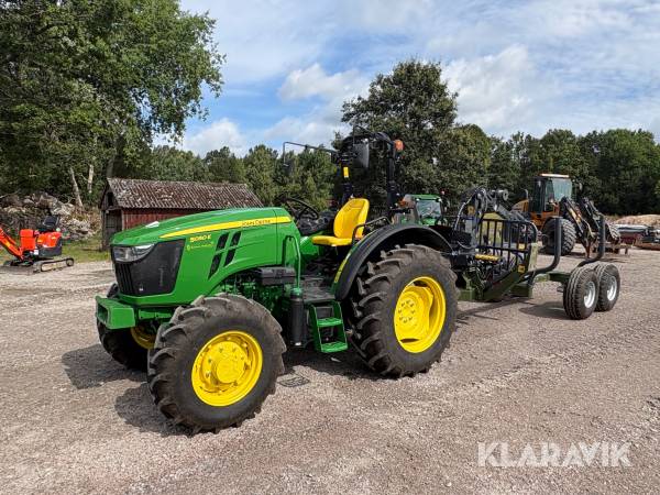 Traktor John Deere 5050E med Farma T6 skogsvagn, Farma RW600 kran och vinsch