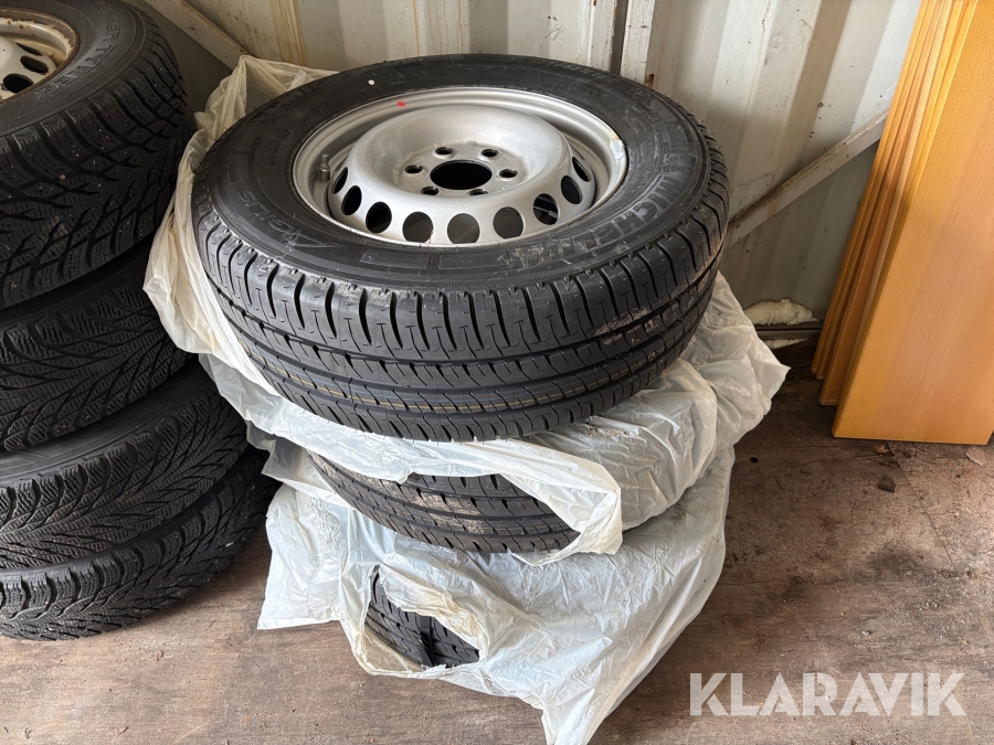Däck på fälg Michelin 235/65R16C