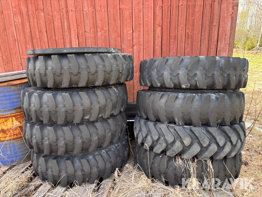 Grävmaskinsdäck med fälg