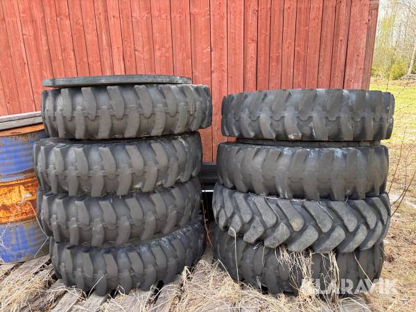 Grävmaskinsdäck med fälg