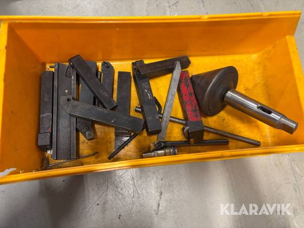 Svarvverktyg samt rördubb