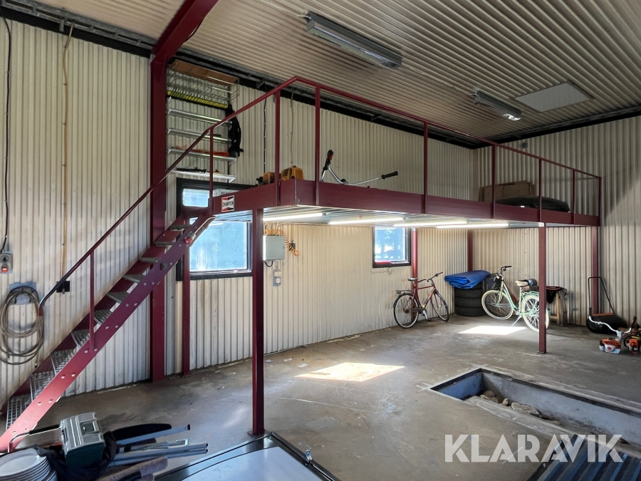 Entresolplan i järn med trappa