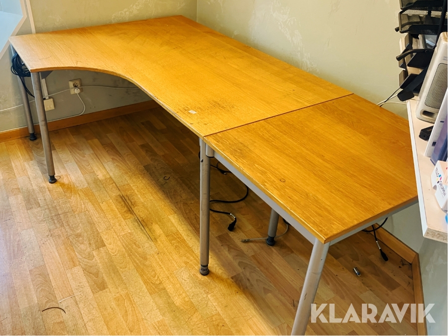 Hörnskrivbord i trä och ben i stål