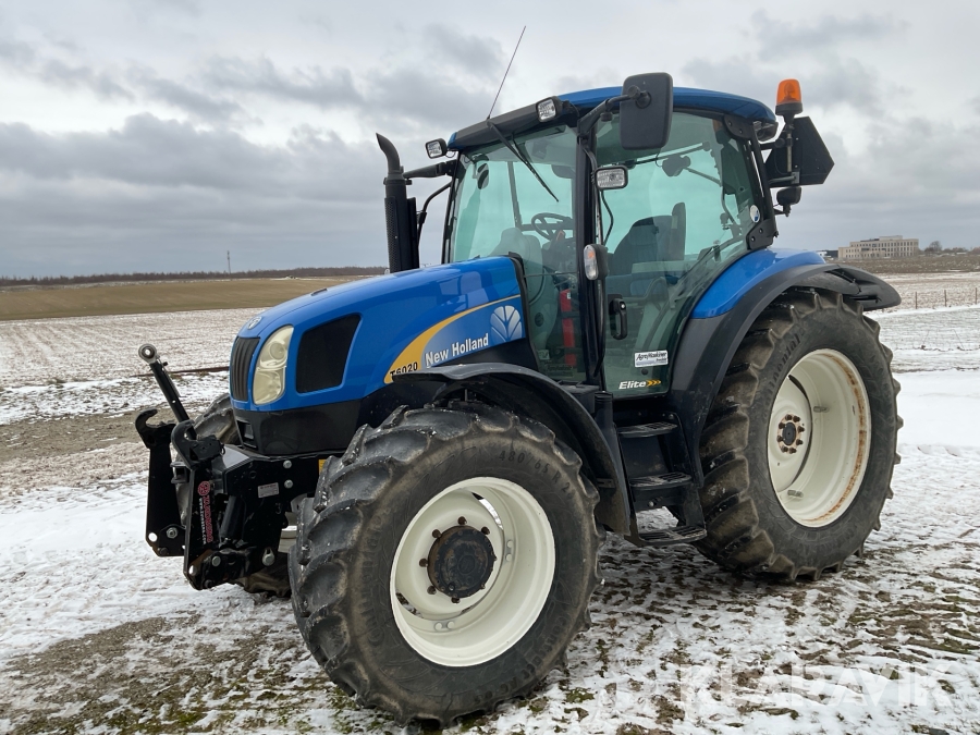 Traktor New Holland T6020 med dubbelmontage bak