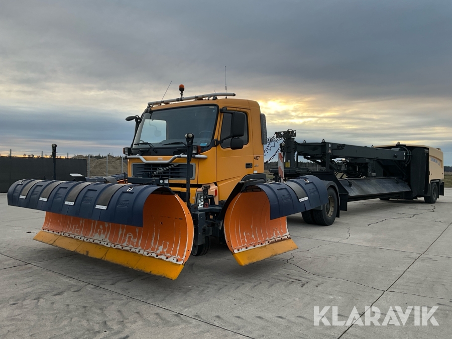 Flygplatsutrustad lastbil Volvo FM D11 4x4 plog, sop och blås