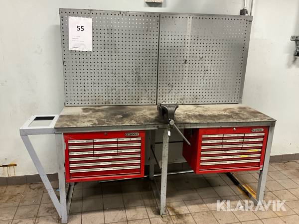 Arbetsbänk med skruvstycke