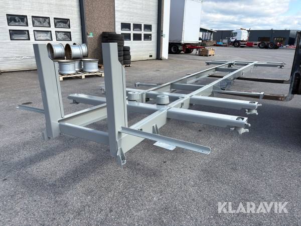 Containerrede för lastbil suttit på en Scania