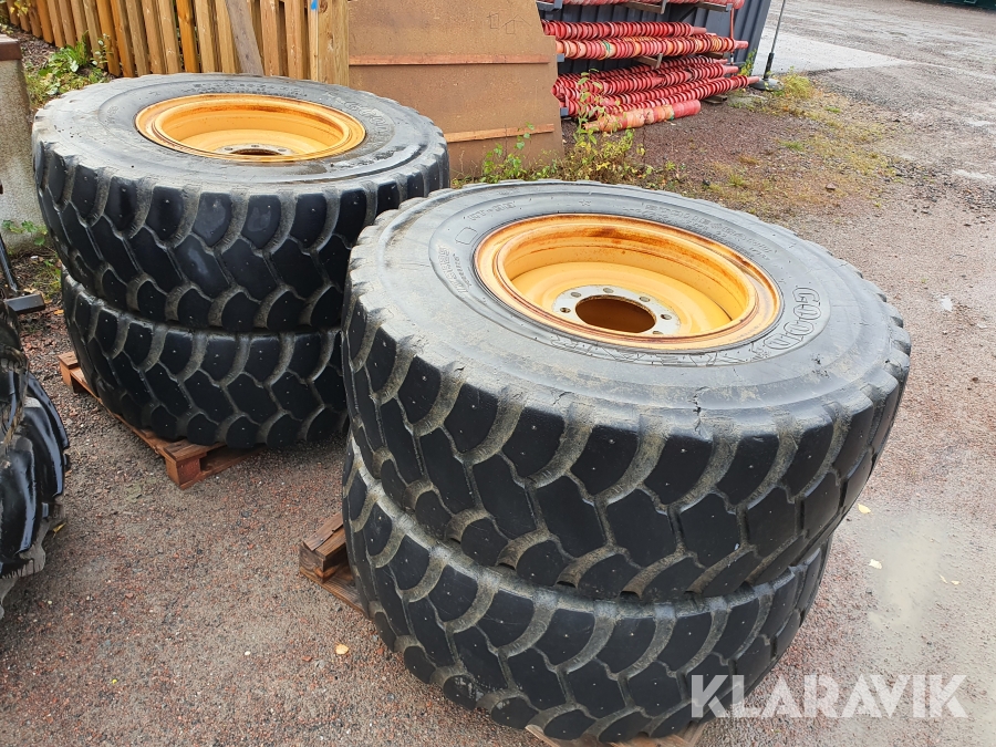 Entreprenaddäck 4 st med fälg Good Year 17.5R25 Stone Gard