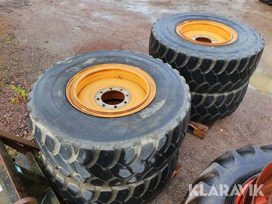 Entreprenaddäck 4 st med fälg Good Year 17.5R25 Stone Gard