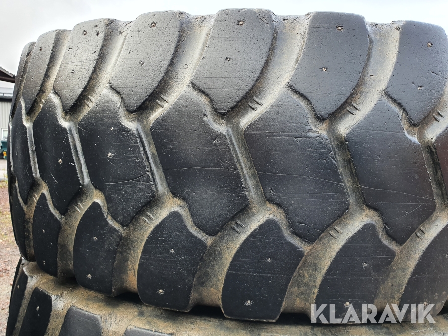 Entreprenaddäck 4 st med fälg Good Year 17.5R25 Stone Gard