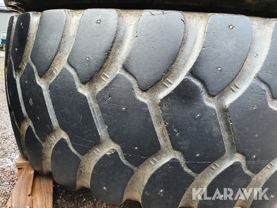 Entreprenaddäck 4 st med fälg Good Year 17.5R25 Stone Gard