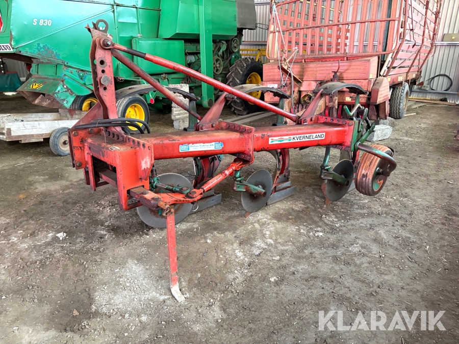 Treskärig plog Kverneland A 8
