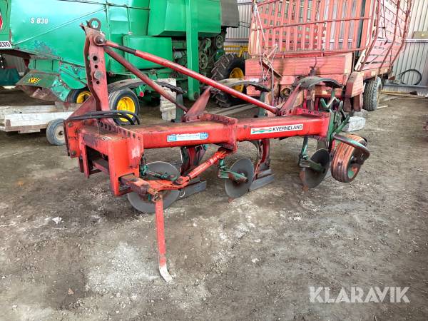 Treskärig plog Kverneland A 8