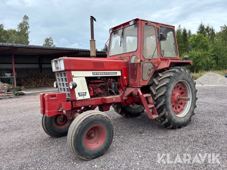 Veterantraktor International 966 Farmall med dubbelmontage