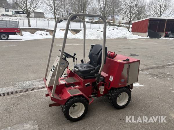 Redskapsbärare Ventrac 3200 med klippaggregat och sopvals
