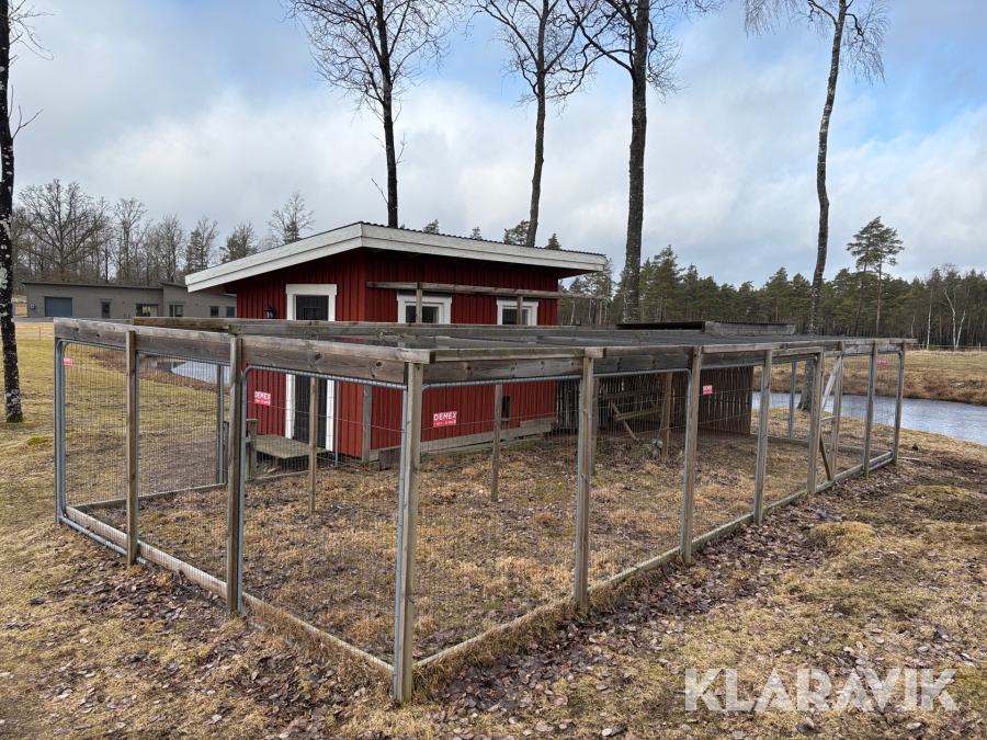 Hönshus med gård
