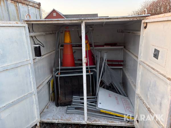 Förrådscontainer med inventarier