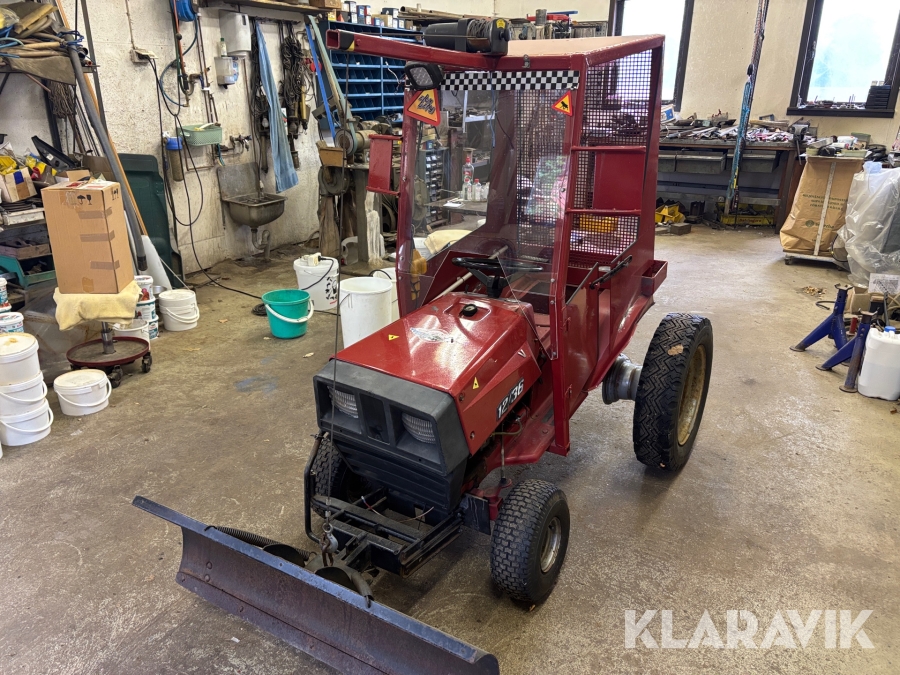 Trädgårdstraktor med plog