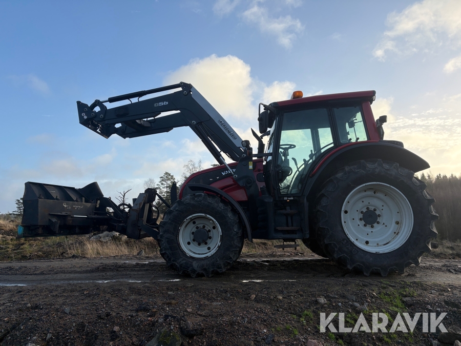 Traktor Valtra N 101 med lastare och vikplog
