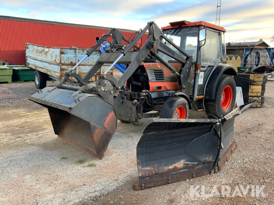Traktor Kubota L4200 4WD med lastare och flera redskap