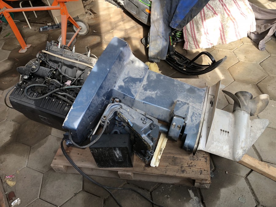 Båtmotor Evinrude V8 (reparationsobjekt)