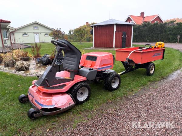 Åkgräsklippare Husqvarna Rider 11 med tippvagn och röjsåg