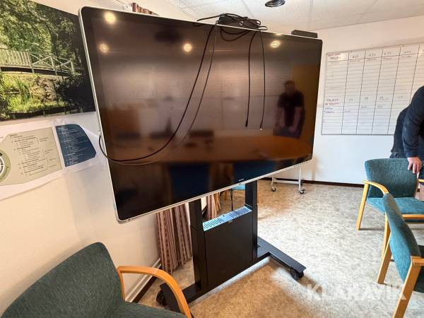Presentationsskärm med 4K-kamera & mobilt stativ Sharp PN-CD701 70"