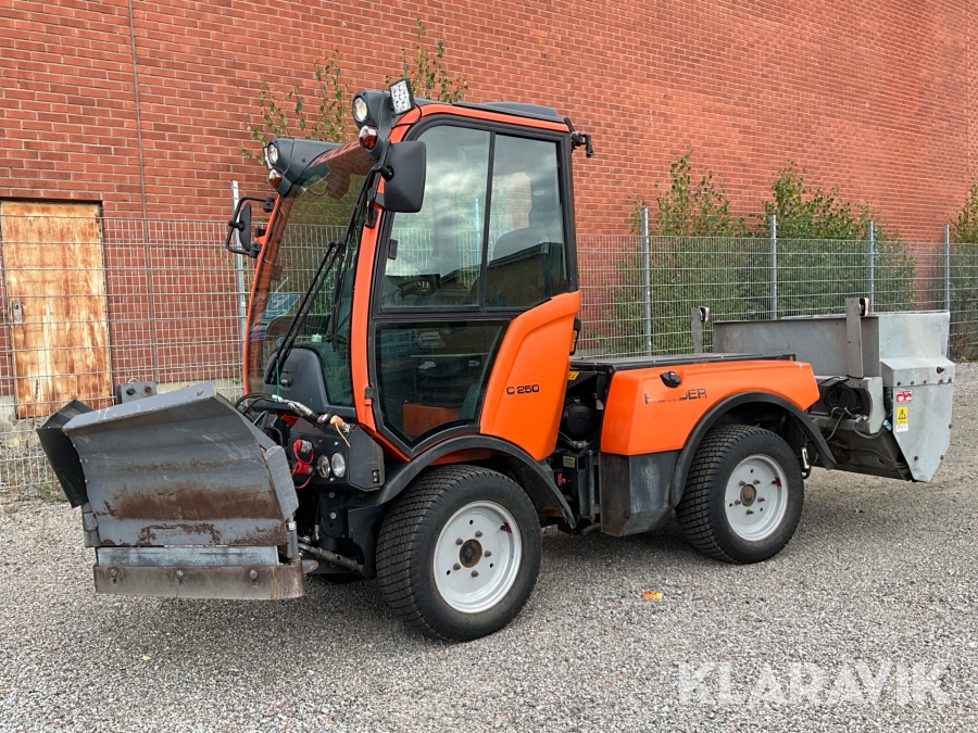 Redskapsbärare Holder C250 med vikplog och sandspridare