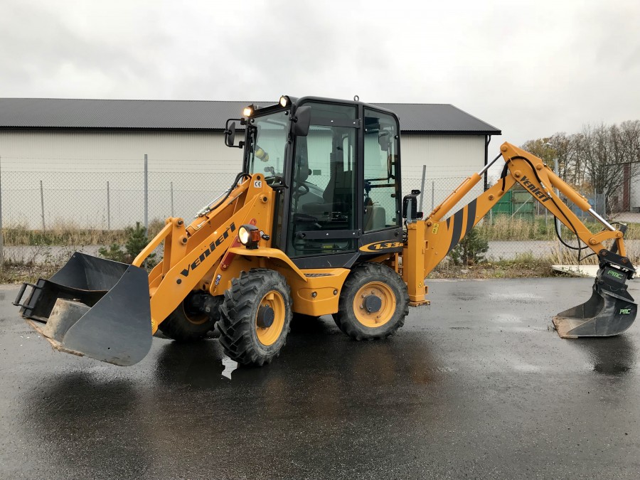  Fyrhjulsstyrd Traktorgrävare