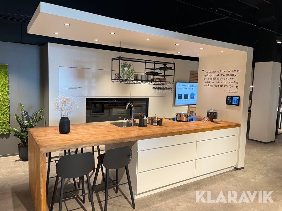 Danskt designkök Kvik Mano Samtalskök med ekskiva