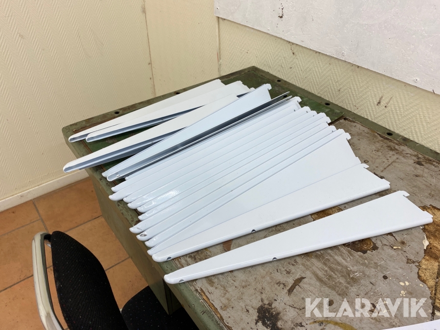 Hyllor med väggskenor, Söderköping, Klaravik auktioner